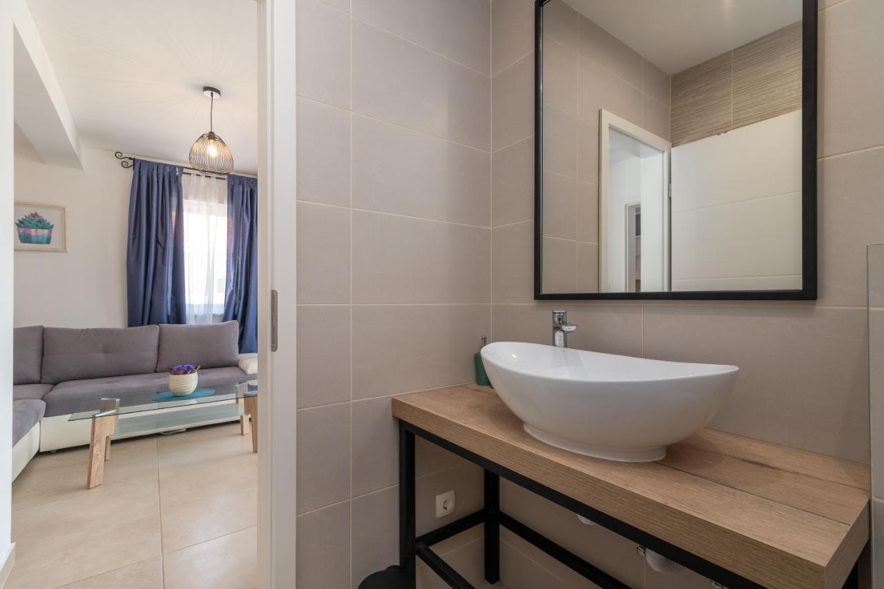 Apartments Dobrila Kaštel Novi Esterno foto