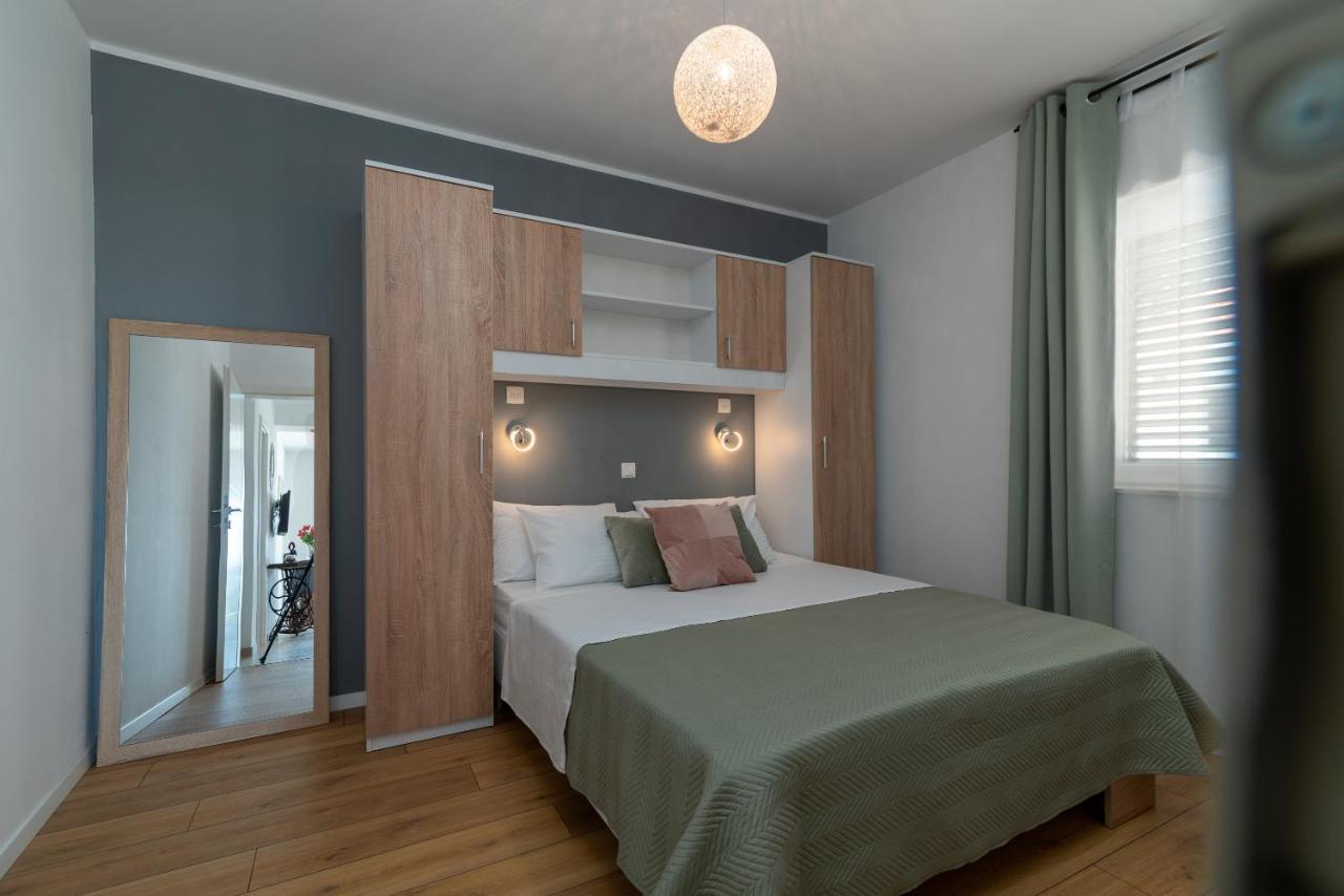 Apartments Dobrila Kaštel Novi Esterno foto